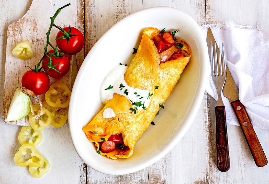 For breakfast, those who are losing weight on a keto diet eat an omelette with cheese, vegetables and ham